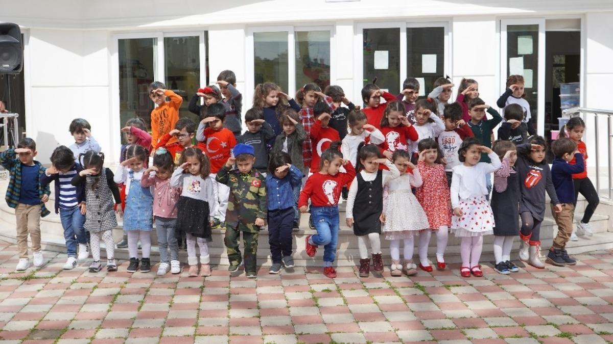 Miniklerden &Ccedil;anakkale g&ouml;sterisi