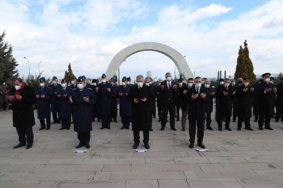 Hava şehitliğinde anma t&ouml;reni