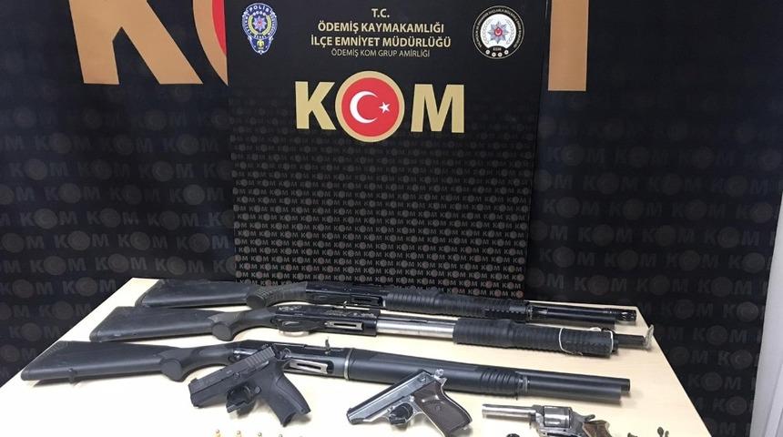 İzmir polisi, silah tacirlerini yakaladı