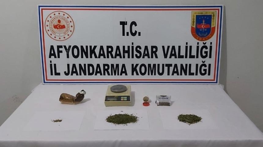 Uyuşturucu baskını yapılan evde esrar, zehir tacirinin annesinin &uuml;st&uuml;nden &ccedil;ıktı