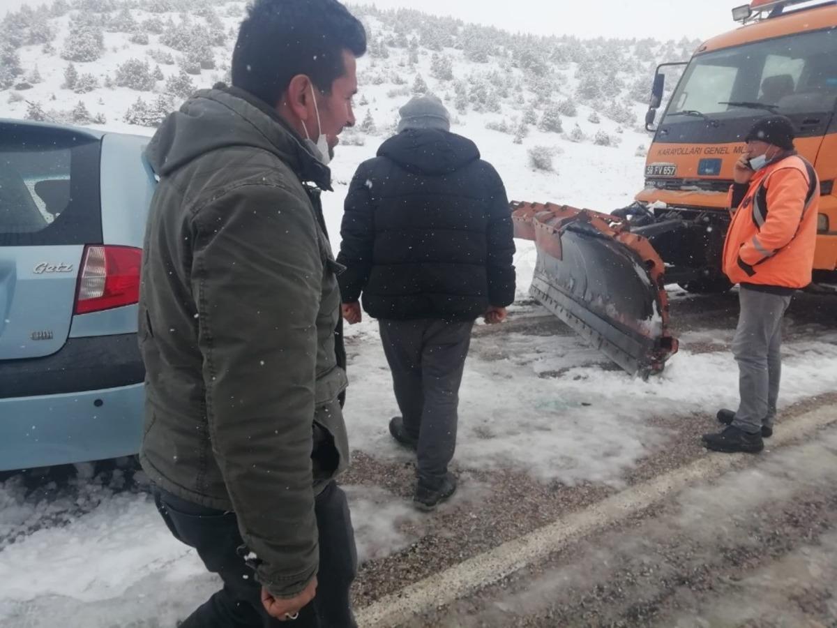 Direksiyon hakimiyetini kaybetti, kar k&uuml;reme aracına &ccedil;arptı