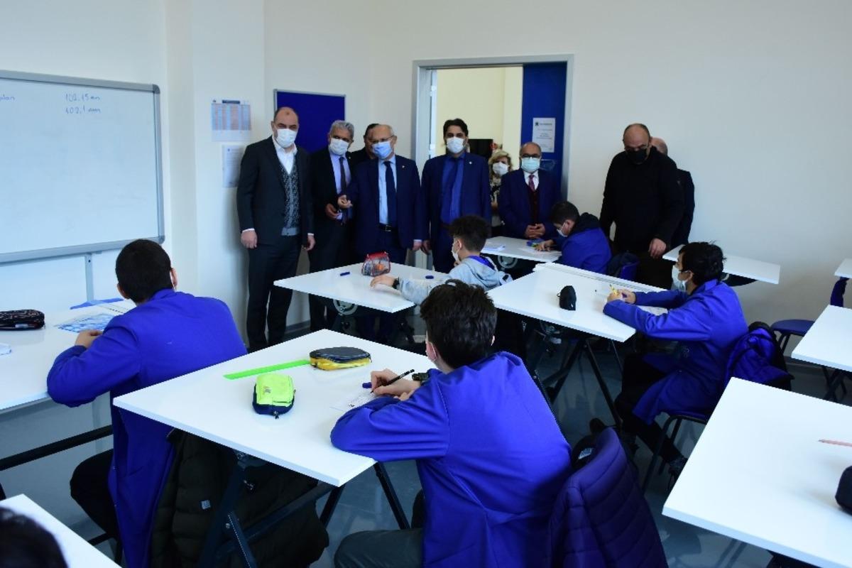 Eskişehir sanayinin eğitim merkezi &ldquo;EOSB Meslek Lisesi&rdquo; başkanları ağırladı