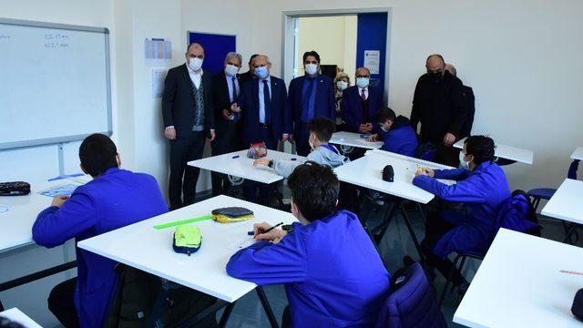 Eskişehir sanayinin eğitim merkezi “EOSB Meslek Lisesi” başkanları ağırladı
