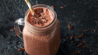 Hurmalı ve çikolatalı lezzet bombası! Doğal çikolatalı smoothie tarifi