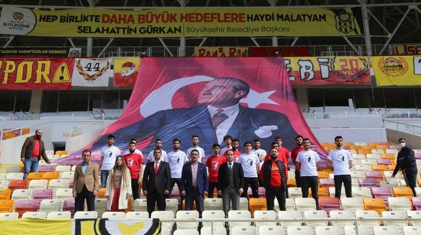 Taraftarlardan 18 Mart’ta şehitleri andı