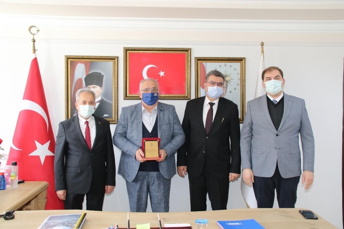 Başkan Akkaya&rsquo;dan yurt dışındaki hayırseverlere plaket