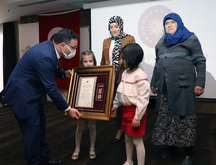 Afyonkarahisar şehidinin ikiz kızlarına ’Devlet Övünç’ madalyası G1