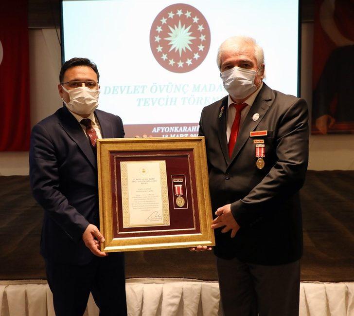 Afyonkarahisar şehidinin ikiz kızlarına ’Devlet Övünç’ madalyası G2