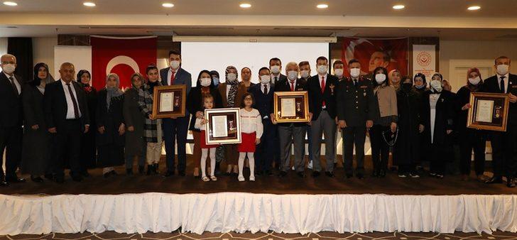 Afyonkarahisar şehidinin ikiz kızlarına ’Devlet Övünç’ madalyası G4