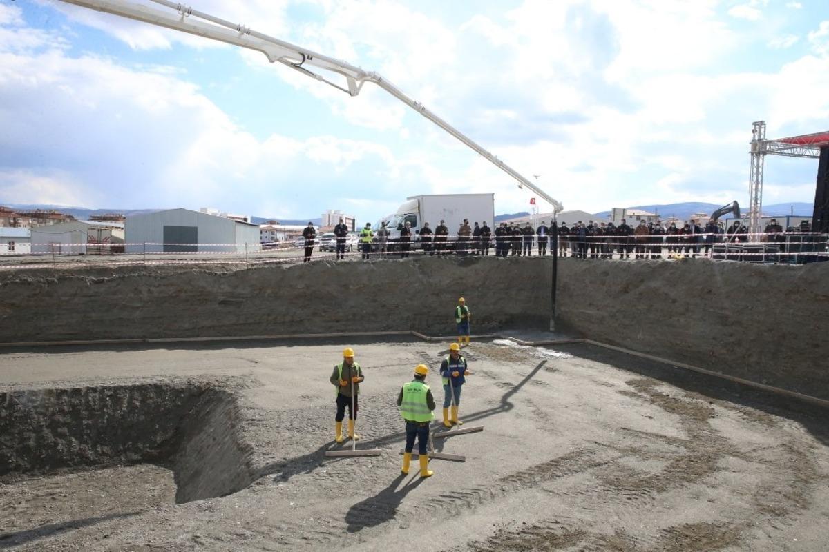 Turhal&rsquo;da 296 konut, işyeri ve caminin temeli t&ouml;renle atıldı