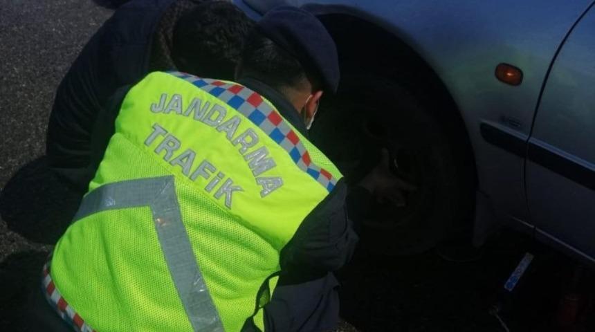 Lastiği patlayan vatandaşın imdadına Jandarma yetişti