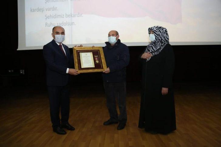 Kayseri’de şehiri aileleri ve gazilere ’Devlet Övünç Madalyaları’ verildi G4