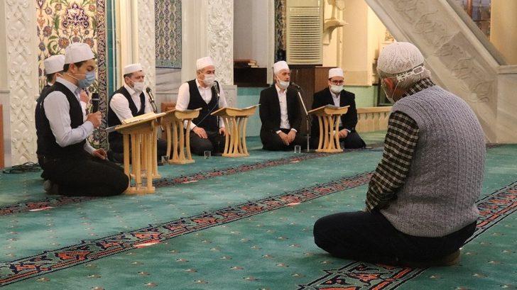 İlahiler sesleri şehitler için yükseldi G1