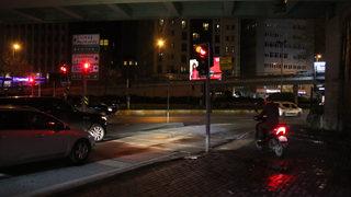 Kontrolden çıkan motosiklet ışıklarda bekleyen araçlara çarptı