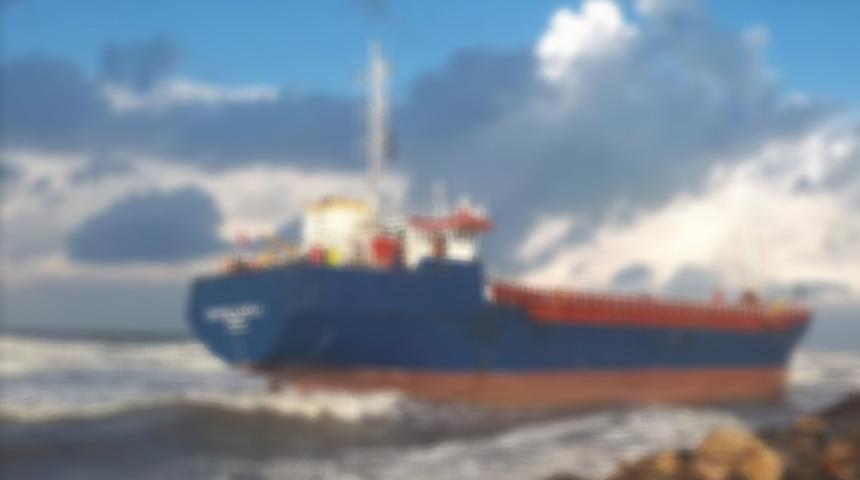 Bozcaada açıklarında kum yüklü gemi karaya oturdu