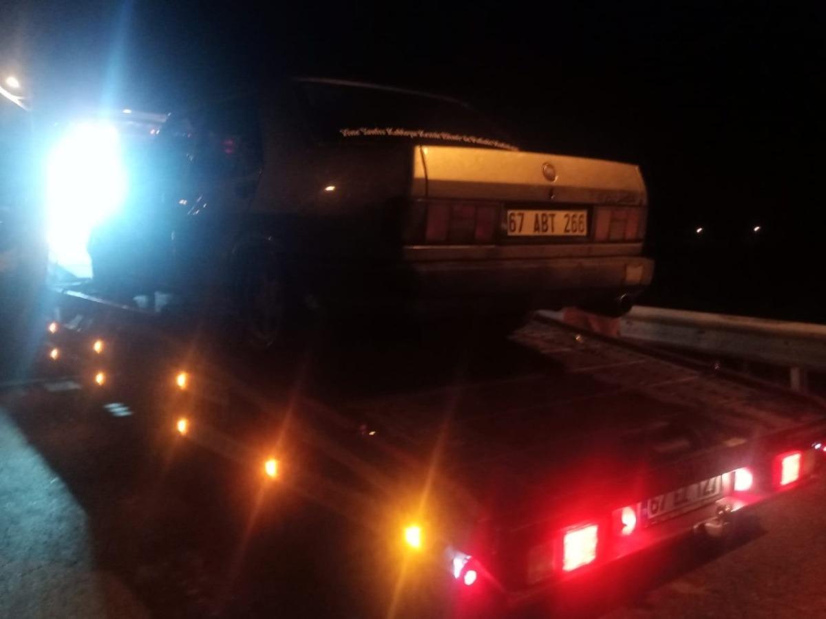 Polisin &rsquo;dur&rsquo; ihtarına uymayan s&uuml;r&uuml;c&uuml; 1 saat s&uuml;ren kovalamaca sonunda kaza yaparak yakalandı