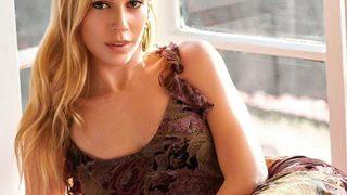 Sinem Kobal'ın siyah-beyaz kumsal pozuna beğeni yağdı