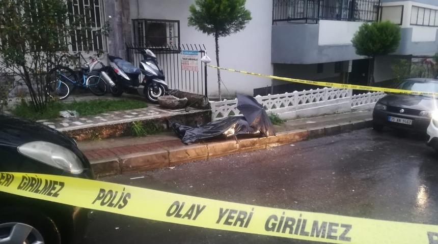 İzmir&rsquo;de sokak ortasında ceset bulundu