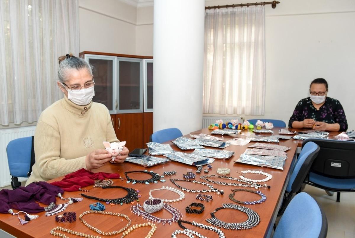 Yaşlılar Haftası i&ccedil;in Altındağ Belediyesinden duygulandıran hediyeler