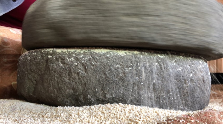 Bilek gücüyle taşlar arasında öğütülüyor! Yiyeni dinç tutuyor