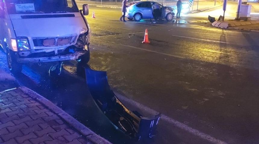 Servis minib&uuml;s&uuml; ile otomobil &ccedil;arpıştı: 5 yaralı