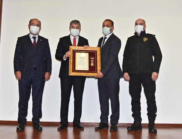 Osmaniye’de şehit aileleri ve gazilere "Devlet Övünç Madalyası" verildi G3