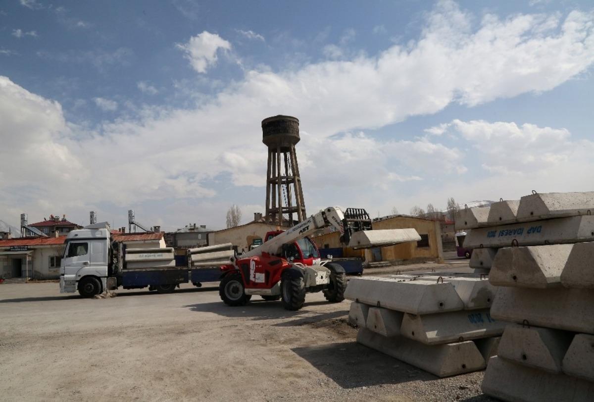 Van B&uuml;y&uuml;kşehir Belediyesi 2 bin 500 hayvan i&ccedil;me suyu sıvatı kuracak