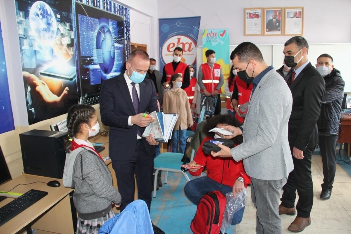 Kızılay&rsquo;dan &ouml;ğrencilere kırtasiye yardımı