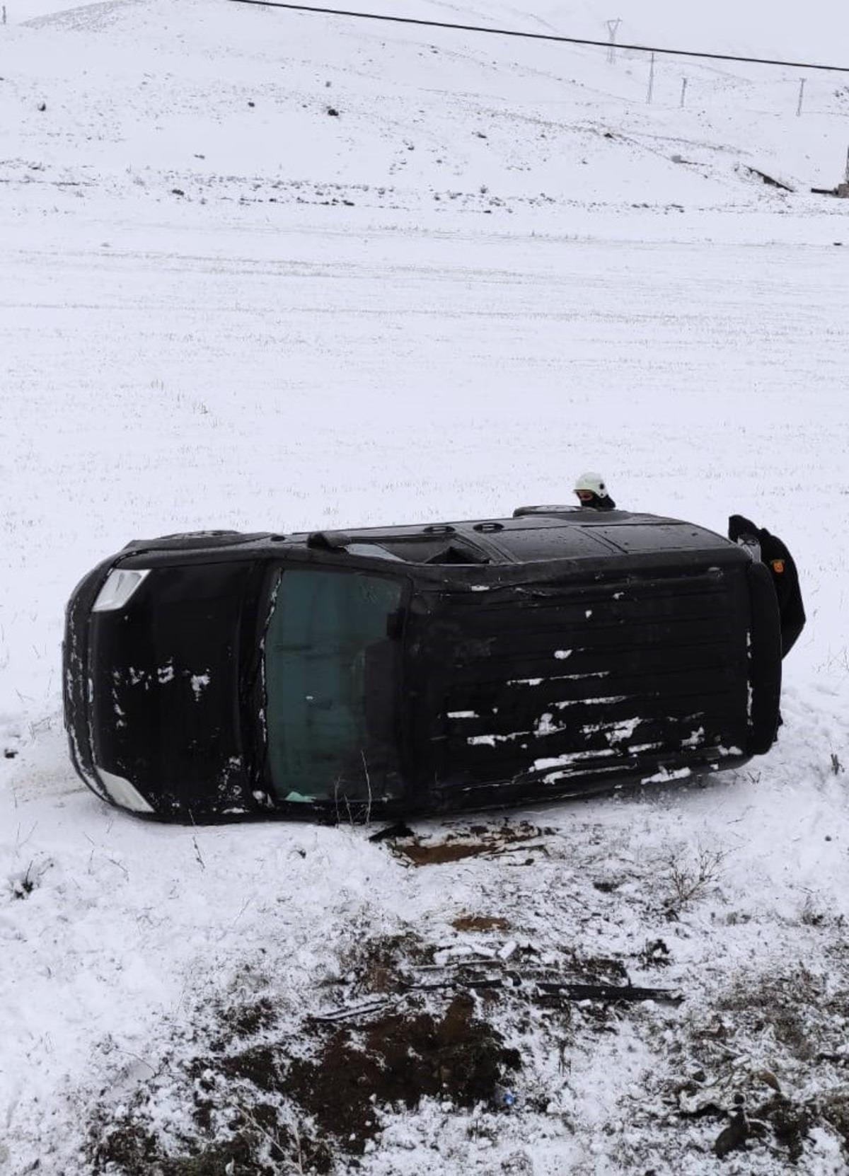 Kontrolden &ccedil;ıkan kamyonet yan yattı: 1 yaralı