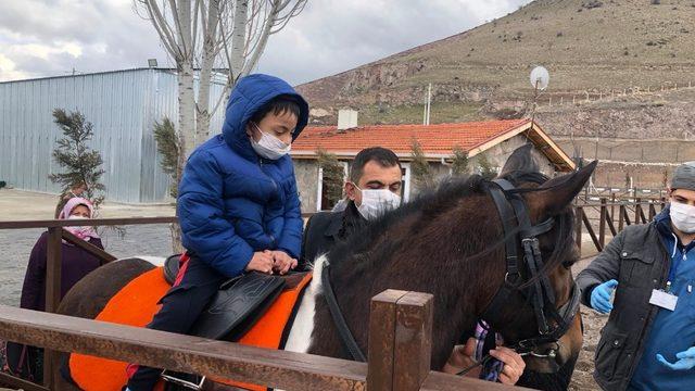 Özel çocuklardan hayvan bakımevine ziyaret