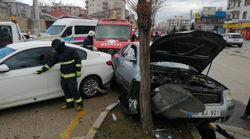 Otomobiller çarpıştı: 3 yaralı