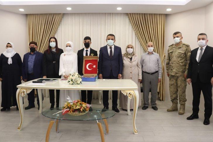 Siirt Valisi Hacıbektaşoğlu genç çiftin nikahını kıydı G1