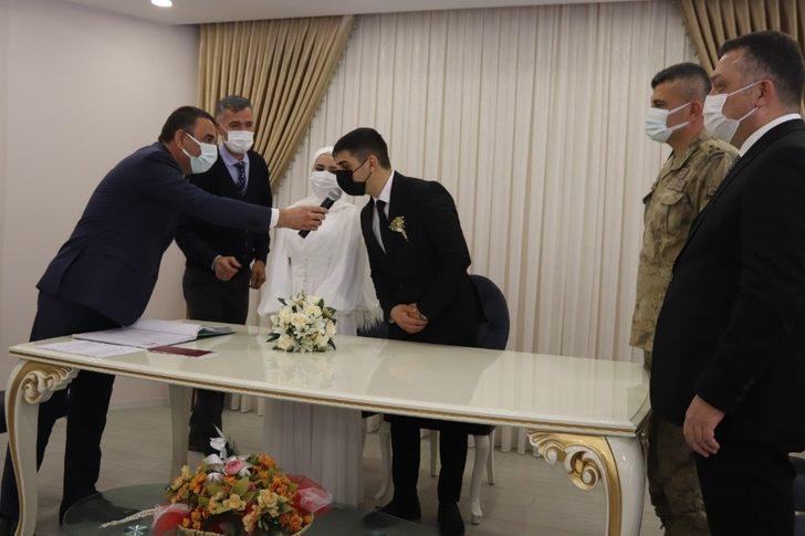Siirt Valisi Hacıbektaşoğlu genç çiftin nikahını kıydı G2