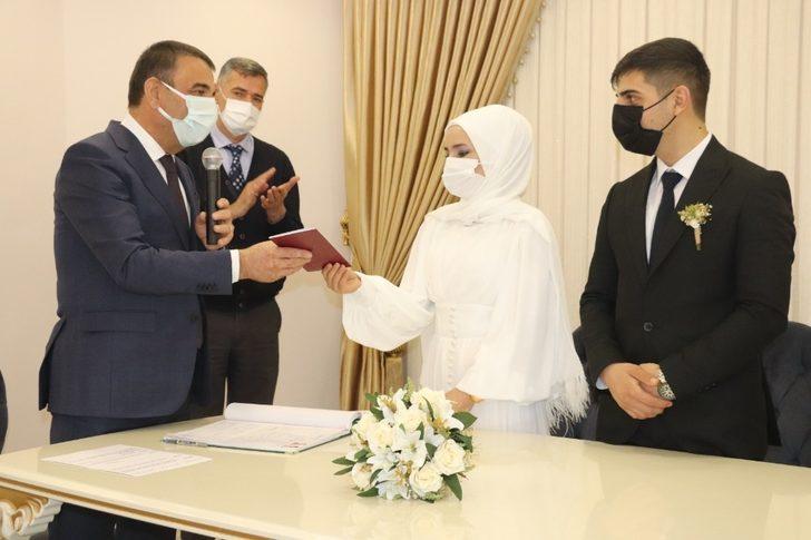Siirt Valisi Hacıbektaşoğlu genç çiftin nikahını kıydı G3