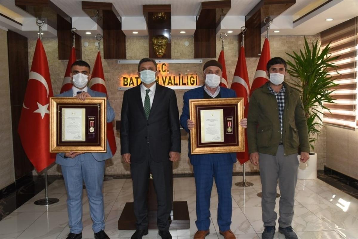 Şehit babası ve gaziye Devlet &Ouml;v&uuml;n&ccedil; Madalyası verildi
