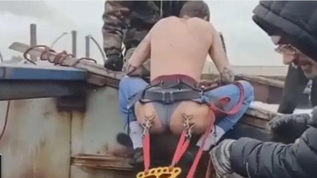 Bu ne cesareti? Halatları kalçasındaki piercinglere bağlayıp atladı