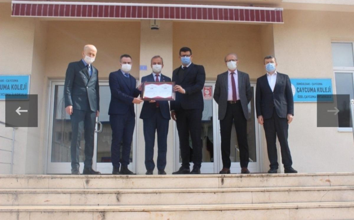 İl&ccedil;e Milli Eğitim M&uuml;d&uuml;r&uuml; Baş, okullara &rsquo;Okulum Temiz&rsquo; belgesini verdi