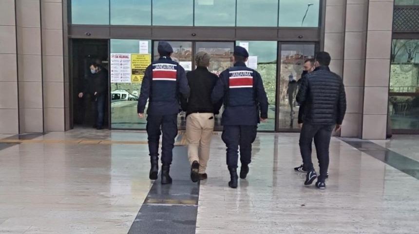 Jandarma hapis cezası ile aranan 2 firariyi yakaladı