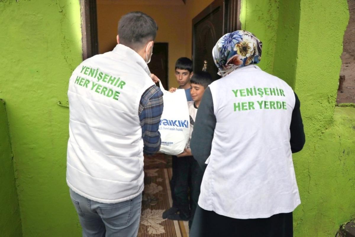 Yenişehir Belediyesinden 360 &ccedil;ocuğa giyim yardımı