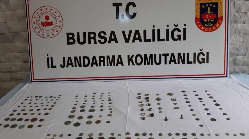 Bursa&rsquo;da tarihi eser satmak isteyen 4 kişi jandarma ekiplerine yakalandı