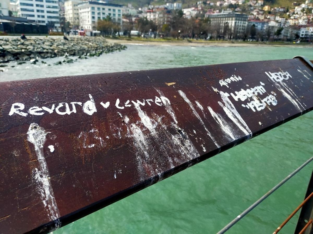 Korkuluklar yazı tahtasına d&ouml;nd&uuml;