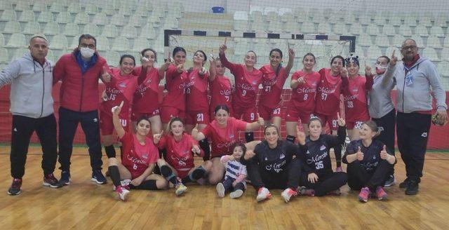 Kadın voleybol ve hentbol takımlarından galibiyet