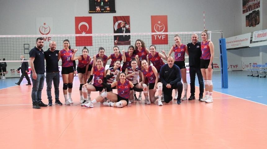 Kadın voleybol ve hentbol takımlarından galibiyet