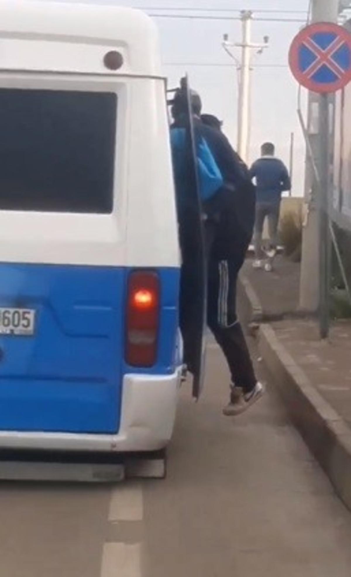 Koronaya inat minib&uuml;sten 28 kişi &ccedil;ıktı