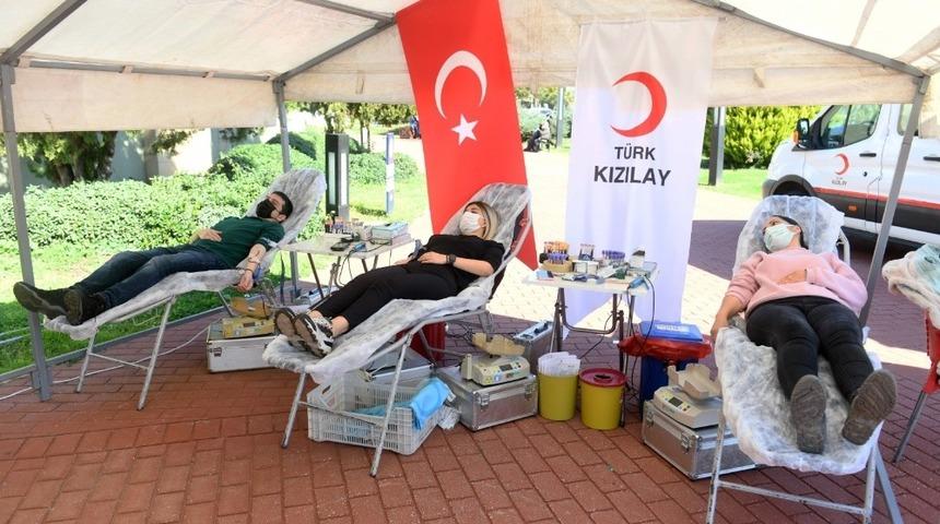 Yenişehir belediyesi personelinden kan ve k&ouml;k h&uuml;rce bağışı