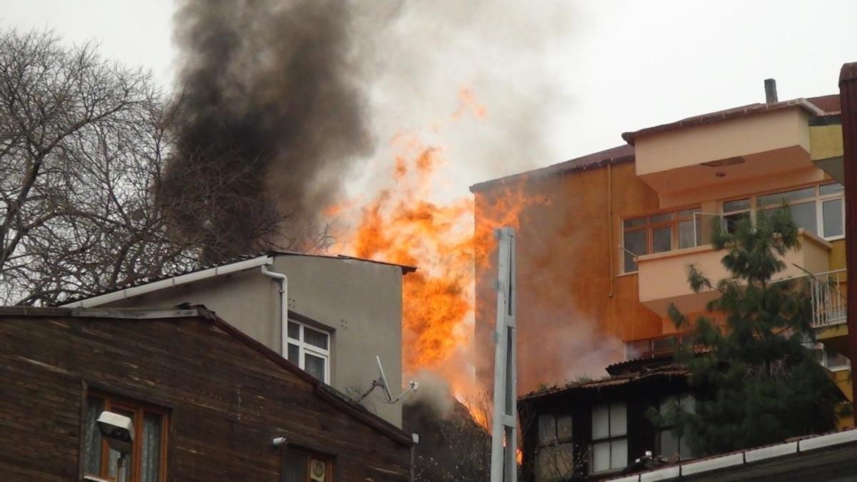 Beyoğlu&rsquo;nda ahşap bina alev alev yandı