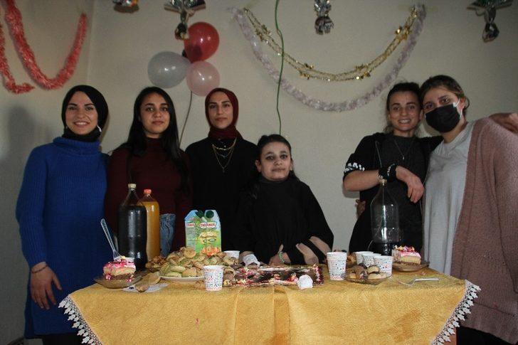 Yatağa mahkum kıza doğum günü sürprizi G1