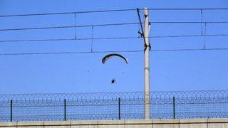 Adana'da paramotor alarmı! Polis helikopteri havalandı, yere indirildi