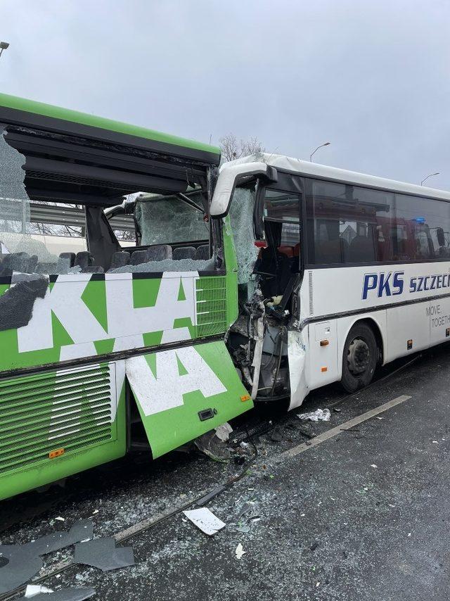 Polonya&rsquo;da askerleri taşıyan otob&uuml;sler kaza yaptı: 22 yaralı 1