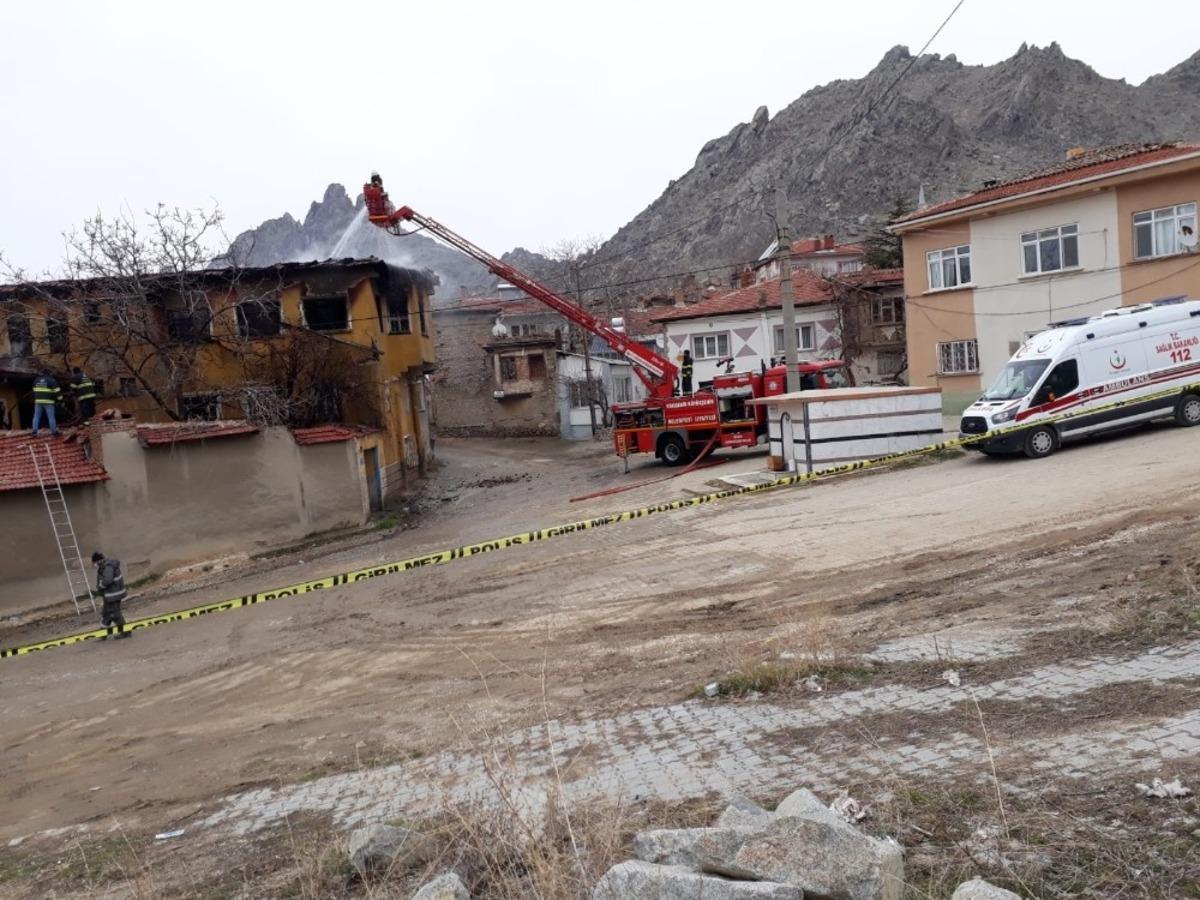 Sivrihisar&rsquo;da ev yangını, 1 &ouml;l&uuml;